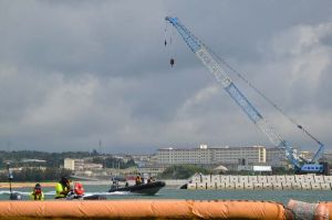 クレーン車を使い、護岸の造成工事を進められた=29日午前、名護市辺野古沖