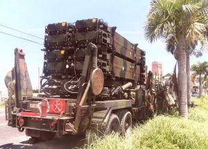 ブレーキ系統の不具合のため国道58号で停止した米軍車両。実弾を装着したPAC3を搭載していた=8日午前11時30分ごろ、嘉手納町水釜