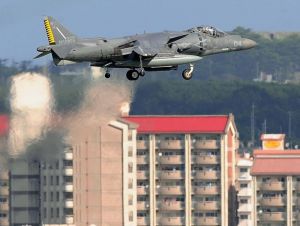 嘉手納基地に着陸する米海兵隊の攻撃機AV8Bハリアー=7日午前9時32分、北谷町砂辺(喜屋武綾菜撮影)