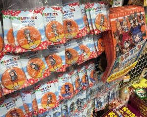 <div class="caption">ずらりと並ぶ「けもフレ」の沖縄限定グッズ</div>