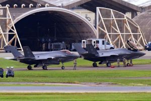 米軍嘉手納基地に初めて飛来した米空軍の最新鋭ステルス戦闘機F35A2機=30日午後2時47分(読者提供)