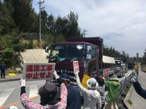 市民が抗議する中、続々と米軍キャンプ・シュワブゲートに入るダンプカー=20日午後0時12分