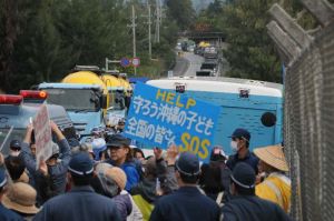 新基地建設工事を止めようと抗議する市民=2日午後0時5分、名護市辺野古の米軍キャンプ・シュワブゲート前
