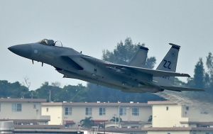 飛行訓練を再開し、離陸するF15戦闘機=13日午前7時52分、米軍嘉手納基地