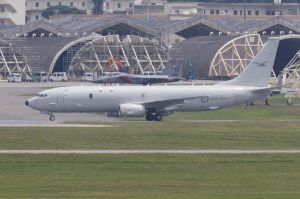 米軍嘉手納基地に飛来するオーストラリア空軍の哨戒機=30日午後1時30分ごろ(読者提供)