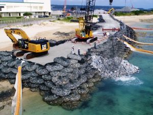 (資料写真)「N5」護岸建設予定地で海側へ投下される石材=2017年11月6日、名護市辺野古の米軍キャンプ・シュワブ(小型無人機から)