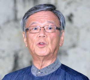 報道陣の取材に応じる翁長雄志知事=8日午後、那覇市・知事公舎
