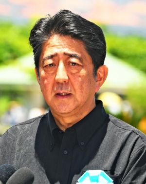 式典後、記者団の質問に答える安倍晋三首相=23日午後1時、糸満市摩文仁