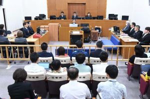 元米軍属男性の女性暴行殺害事件の裁判員裁判初公判が開かれた那覇地裁204号法廷=16日午前、那覇市樋川(代表撮影)