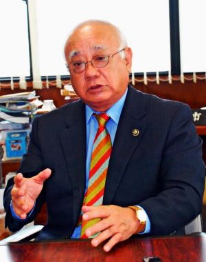 「経済活性化策を総合的に進めたい」と意気込む下地敏彦さん=日、宮古島市役所