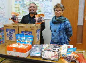 北海道から届けられた食材に喜ぶ大城喜江子館長(右)と職員の佐久田英成さん=浦添市勢理客の森の子児童センター