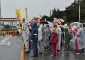 新基地建設に反対の声を上げる市民ら=15日、名護市辺野古のキャンプ・シュワブゲート前