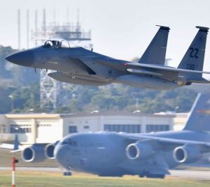 (資料写真)米軍嘉手納基地を飛び立つF15戦闘機(上)