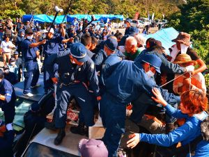 ヘリパッド建設に反対する住民らを排除する機動隊=8月22日、東村高江