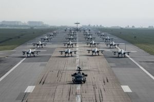 12日に米軍嘉手納基地で実施された、沖縄が攻撃された想定の訓練(米空軍提供・共同)