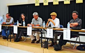 取材時の思いを語る当時の記者ら=16日、うるま市立石川地区公民館