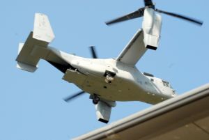 (資料写真)民家の屋根をかするように低空飛行するオスプレイ=2013年、沖縄県宜野座村城原区