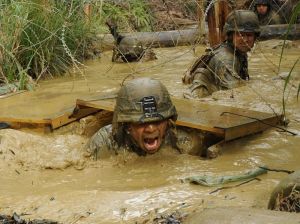 米軍北部訓練場でジャングルでの戦闘を想定し訓練する米海兵隊(資料写真、2013年1月撮影)
