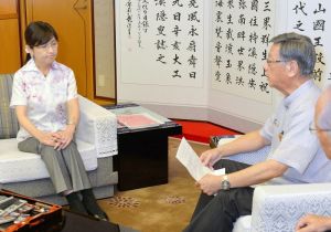 米軍基地絡みの事件事故が多発する沖縄の現状を説明する翁長雄志知事(右)の話に深刻な表情を見せる稲田朋美防衛相(左)=24日午後、沖縄県庁(代表撮影)