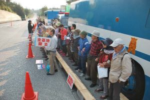 ゲート前で座り込みを続ける市民ら=27日、名護市辺野古・米軍キャンプ・シュワブ前