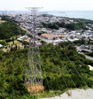 名護市辺野古に立ち並ぶ鉄塔。右奥は新基地建設作業が進む米軍キャンプ・シュワブ沿岸=8日(小型無人機で撮影)