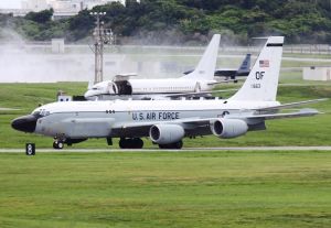 米軍嘉手納基地に飛来した米ネブラスカ州オファット空軍基地所属の電子偵察機RC135S=29日午後3時すぎ、米軍嘉手納基地(読者提供)