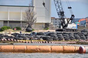 砕石の入った袋材の投下が続く辺野古崎西側の仮設道路工事現場=19日、名護市辺野古沿岸