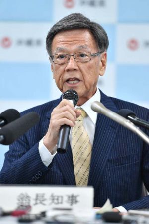 検査結果について説明する翁長雄志知事=10日午後、浦添総合病院の別館