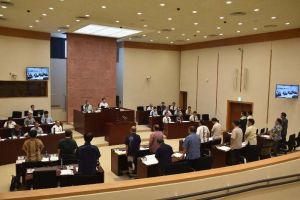 米軍第18航空団の面会拒否に全会一致で抗議した嘉手納町議会=18日午後2時15分ごろ