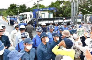 米軍北部訓練場N1ゲートから出る車両に抗議の声を上げる市民ら=午前8時、東村高江