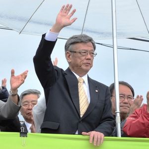 集会参加者からの声援に応える翁長雄志知事=25日、名護市辺野古の米軍キャンプ・シュワブゲート前