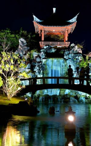 夜間の観光資源として活用する取り組みでライトアップした中国式庭園「福州園」=18日、那覇市久米(下地広也撮影)