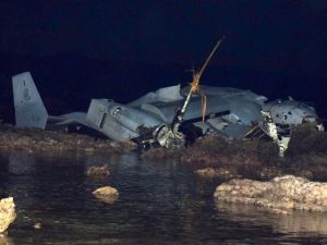 名護市安部の浅瀬で大破した米軍オスプレイ=2016年12月