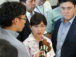 翁長雄志知事との会談を終え、記者の質問に答える稲田朋美防衛相=24日午後、県庁