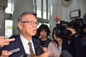 読谷村儀間に米軍ヘリが不時着したことを受けて「言葉を失う」と話す翁長雄志知事=9日午前、県庁