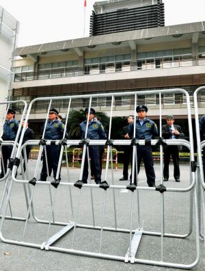 那覇地裁前に張られたバリケート=17日午前9時すぎ、那覇市樋川
