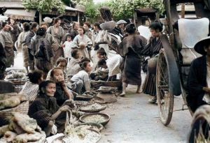 カラー化された1935年撮影の現在の那覇市東町にあった「那覇ウフマチ(大市)」と呼ばれた市場の様子(朝日新聞社提供)