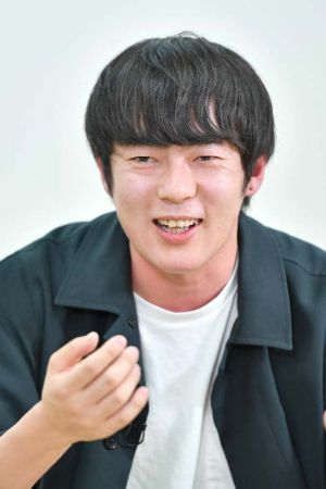 沖縄について持論を述べる吉本興業所属のお笑いコンビ「ウーマンラッシュアワー」の村本大輔さん=3日、那覇市前島・よしもとエンタテインメント沖縄