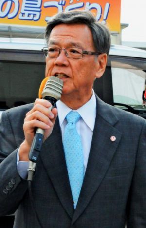 街頭で応援演説する翁長雄志知事=9日、宮古島市平良西里のスーパー前