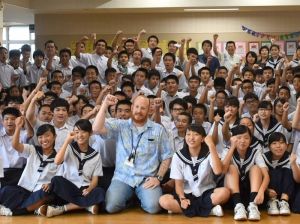 タイの洞窟にいる少年たちやレスキューチームにエールを送る嘉手納中学校の3年生