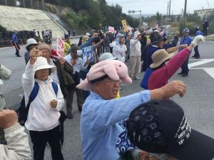 辺野古新基地建設に反対する女性2人が拘束されたことに対し、「仲間を返せ」とシュプレヒコールで抗議する市民=6日午前9時40分すぎ、名護市辺野古・米軍キャンプ・シュワブゲート前