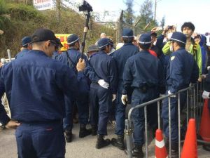 抗議を続ける市民の前に立ちふさがる機動隊員=21日午前9時ごろ、名護市辺野古のキャンプ・シュワブ前