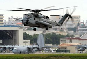 久米島空港に緊急着陸したとみられる普天間飛行場所属のCH53E大型輸送ヘリの同型機