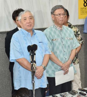 第2回口頭弁論を終え、記者の質問に答える竹下勇夫弁護士(左)と翁長雄志知事ら=19日午後、沖縄県庁