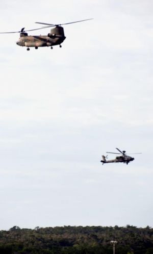 キャンプ・ハンセン上空を飛ぶ陸自のCH47(左)とAH64=1日午後4時前、宜野座村